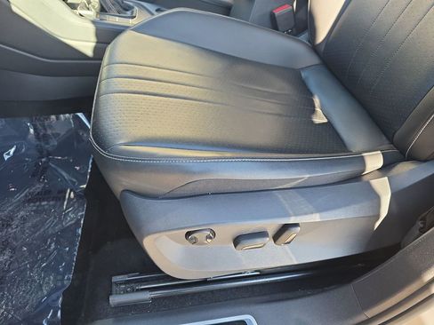 Used 2023 Volkswagen Tiguan SE R-Line image 38