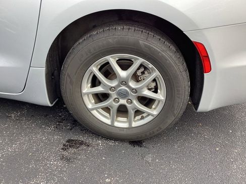 Used 2024 Chrysler Pacifica Touring-L image 37