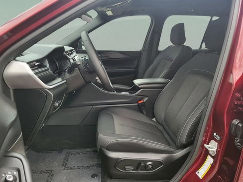 Used 2025 Jeep Grand Cherokee Laredo X w/ Luxury Tech Group I image 30