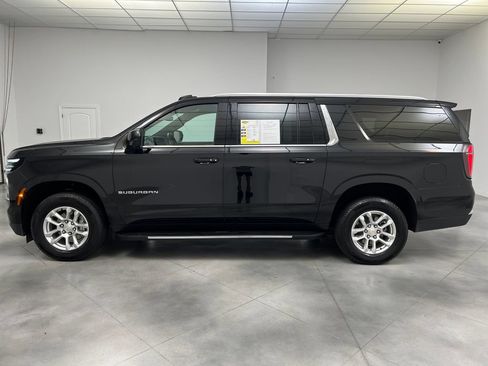 Used 2025 Chevrolet Suburban LT RWD image 5