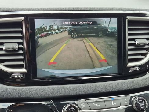 Used 2023 Chrysler Pacifica Touring-L FWD image 7