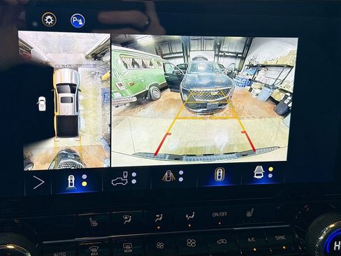 Used 2024 Chevrolet Colorado ZR2 w/ Technology Package AWD/4WD image 14