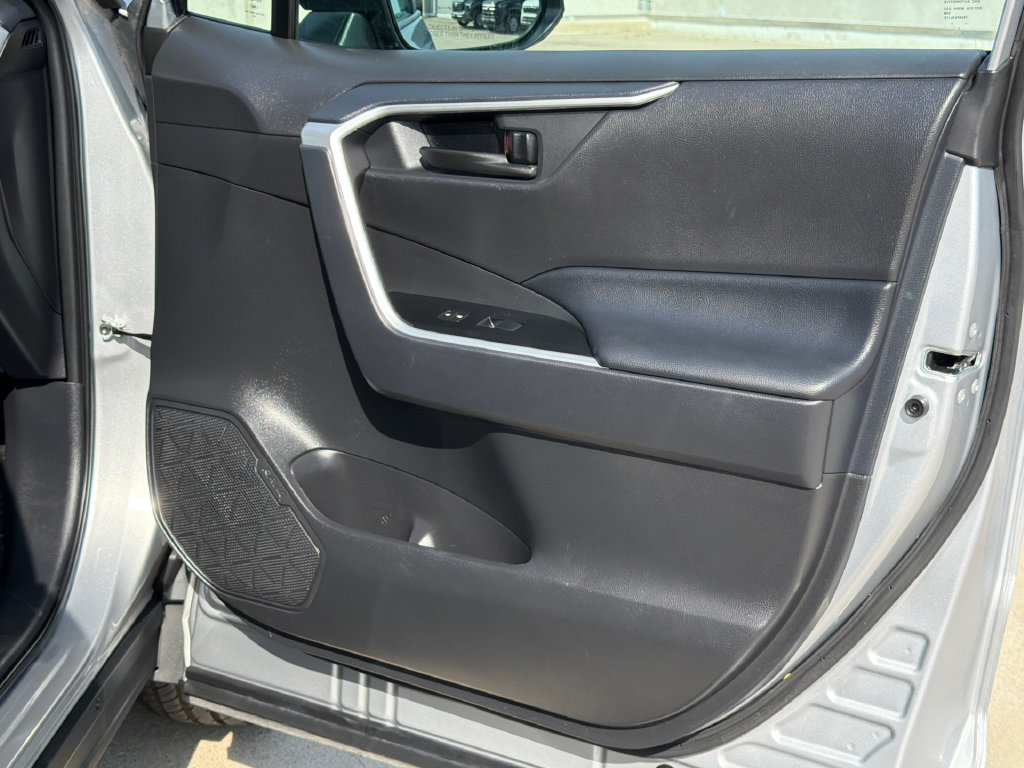 Used 2025 Toyota RAV4 LE AWD/4WD image 11