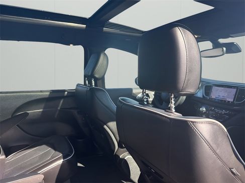 Used 2025 Chrysler Pacifica Limited image 16