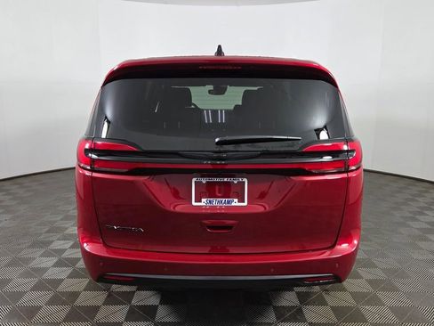 New 2026 Chrysler Pacifica Select image 6