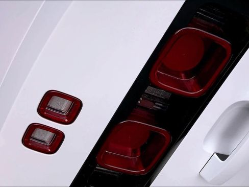 Used 2020 Land Rover Defender 110 SE image 28