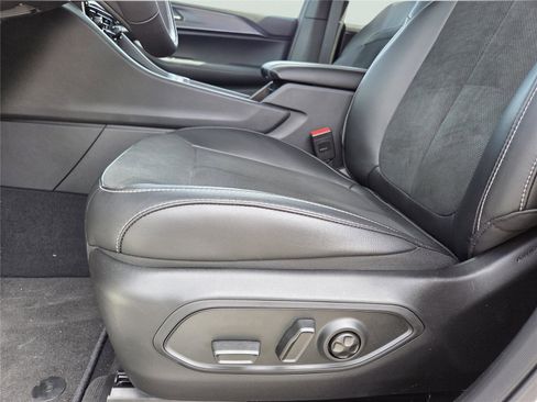 New 2025 Jeep Grand Cherokee Altitude image 18