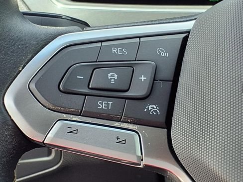 Used 2023 Volkswagen Tiguan SE R-Line FWD image 18