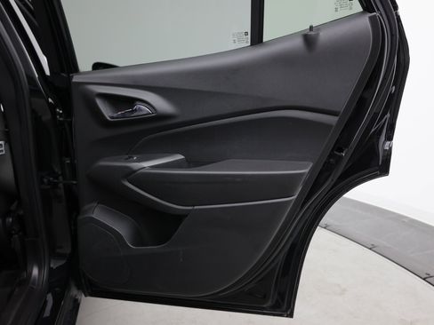 Used 2025 Chevrolet Trax RS w/ Sunroof Package FWD image 34