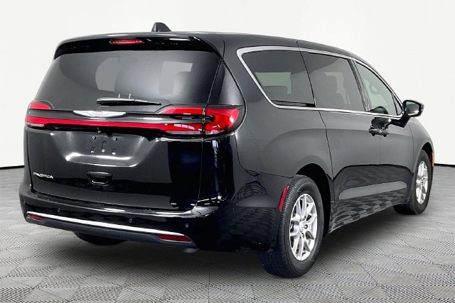 Used 2026 Chrysler Pacifica Select FWD image 6