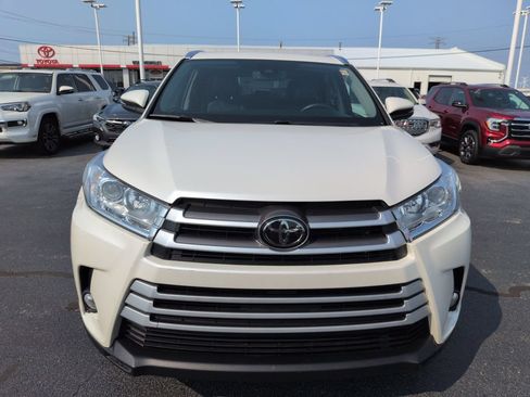 Used 2019 Toyota Highlander XLE w/ Carpet Mat Package (TMS) AWD/4WD image 8