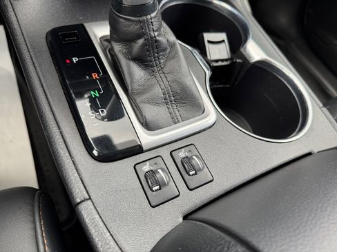 Used 2019 Toyota Highlander XLE AWD/4WD image 5