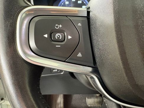 Used 2021 Volvo XC40 T5 Momentum image 23