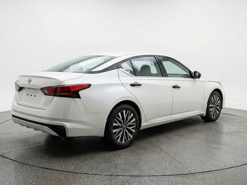 Used 2025 Nissan Altima 2.5 SV image 9