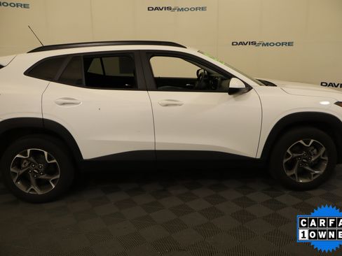 Used 2025 Chevrolet Trax LT FWD image 5