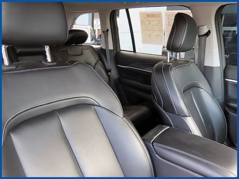 Certified 2023 Jeep Grand Cherokee Limited w/ Black Appearance Package AWD/4WD image 10