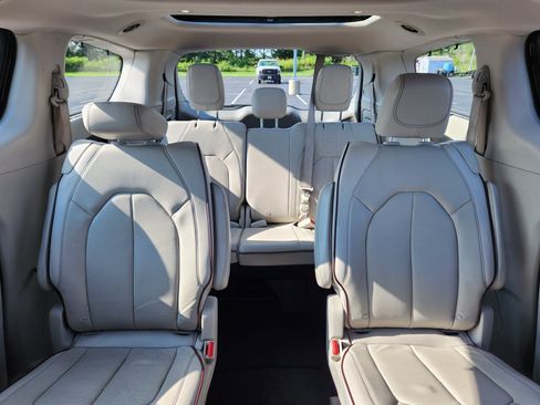 Used 2020 Chrysler Pacifica Limited FWD image 11