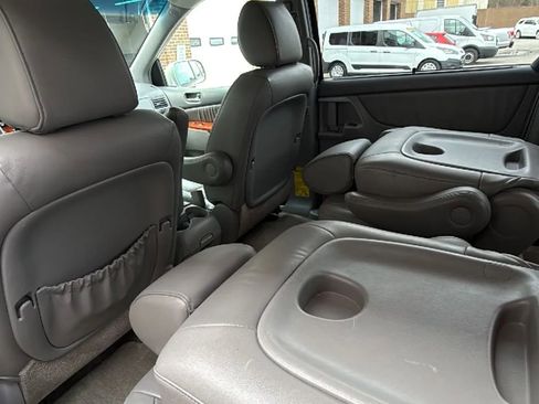 Used 2010 Toyota Sienna XLE image 26
