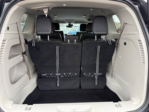 Used 2024 Chrysler Pacifica Touring-L image 15