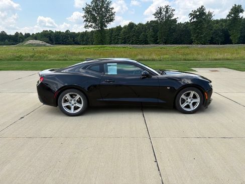 Used 2018 Chevrolet Camaro LT RWD image 3