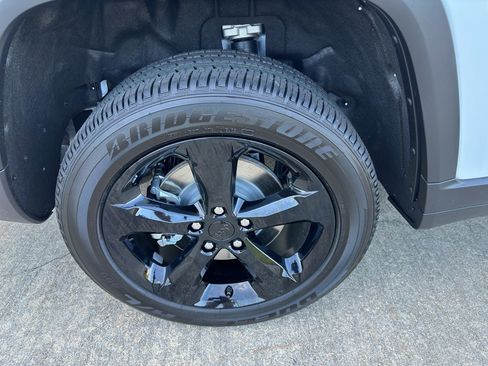 New 2025 Jeep Grand Cherokee L Altitude image 9