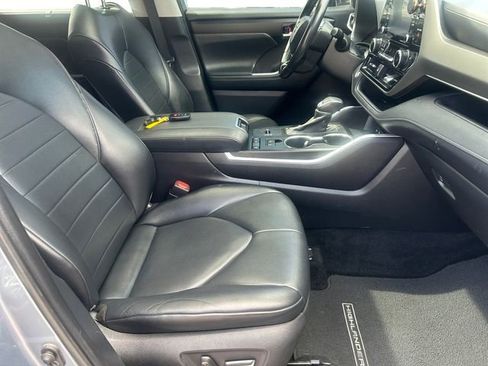 Used 2021 Toyota Highlander XLE FWD image 18