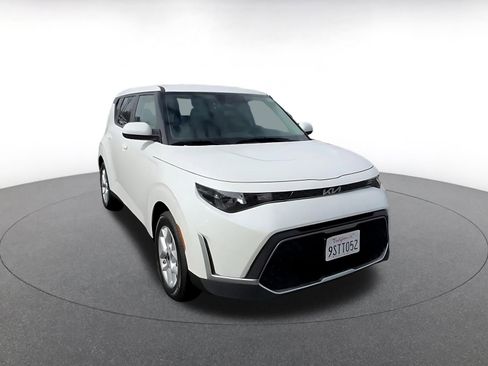 Used 2025 Kia Soul LX w/ LX Technology Package image 3