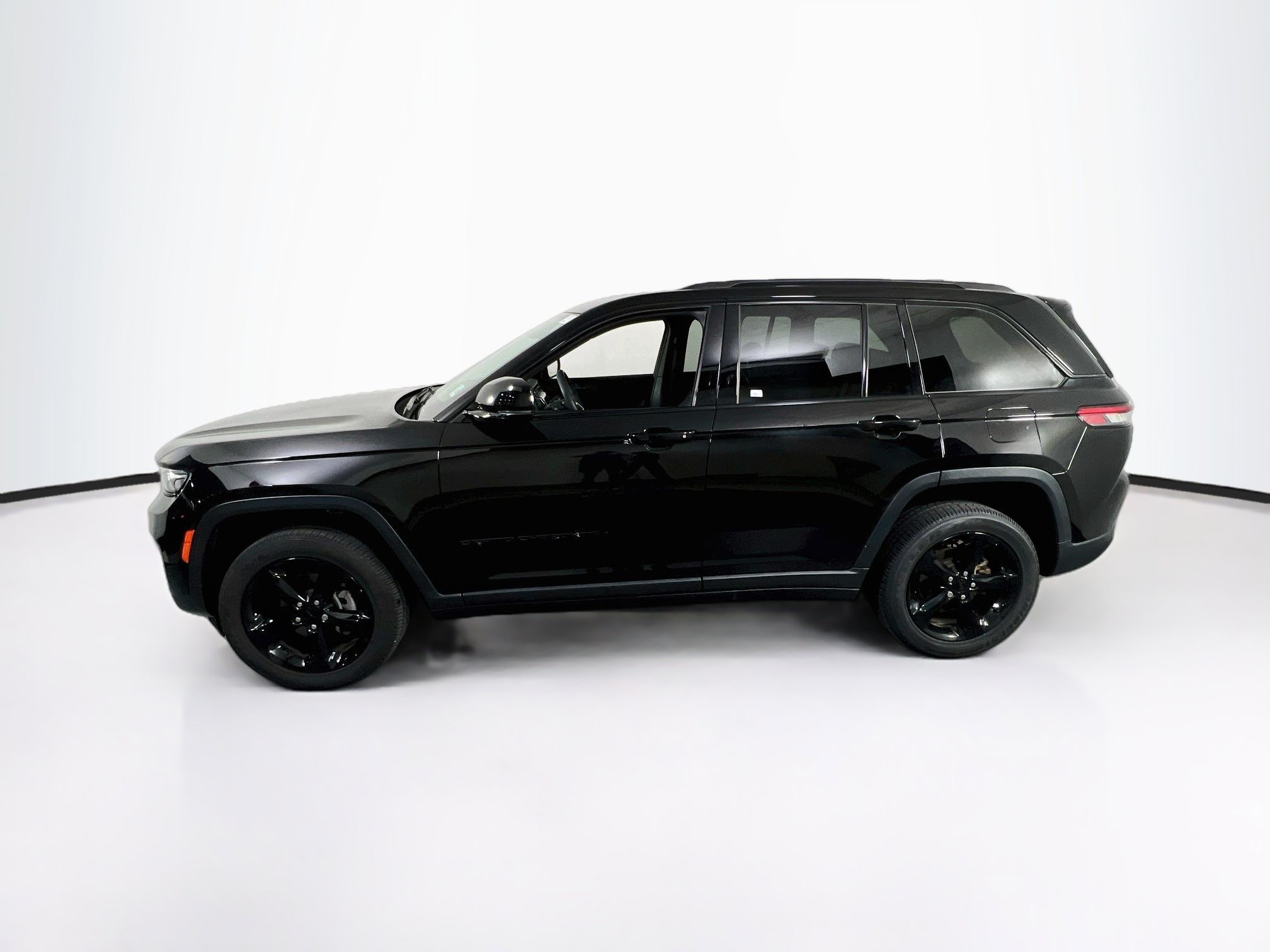 Used 2023 Jeep Grand Cherokee Altitude AWD/4WD image 8