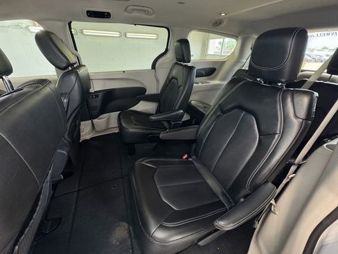 Used 2024 Chrysler Pacifica Touring-L FWD image 21