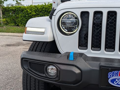 Used 2022 Jeep Wrangler Unlimited Sahara w/ Cold Weather Group AWD/4WD image 10