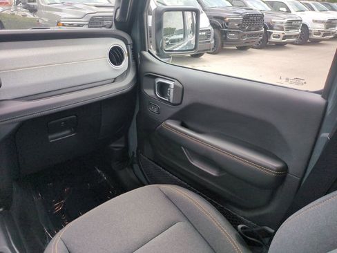 Used 2025 Jeep Wrangler Unlimited Sahara w/ Safety Group AWD/4WD image 18