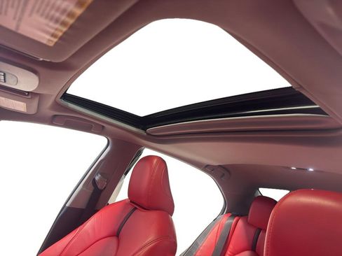 Used 2020 Toyota Camry SE w/ Sunroof Package image 16