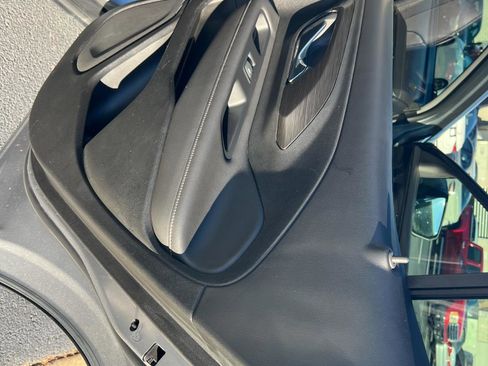 Used 2023 GMC Terrain SLT image 13