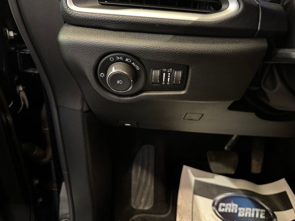 Used 2025 Chrysler Pacifica Select FWD image 19