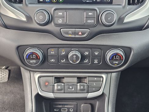 Used 2024 GMC Terrain SLT image 28