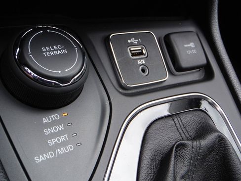 Used 2020 Jeep Cherokee Limited AWD/4WD image 21