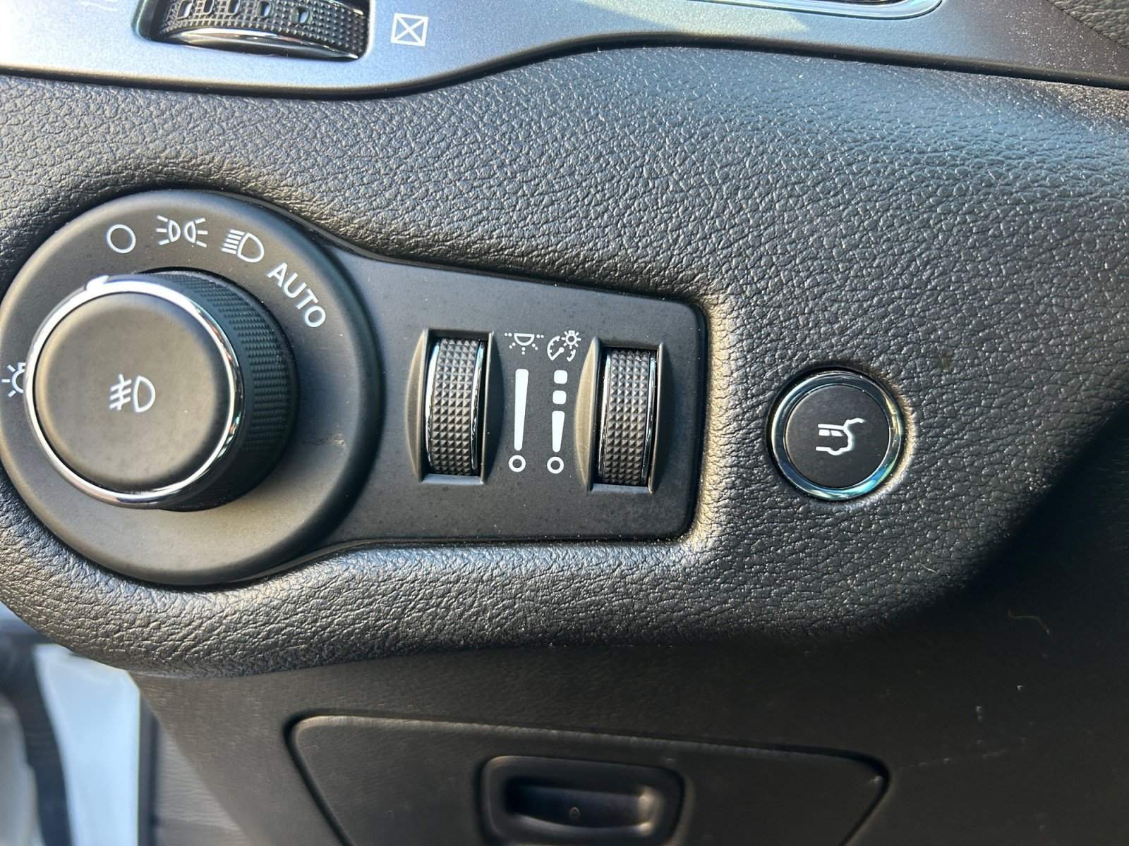 Used 2022 Jeep Cherokee Limited AWD/4WD image 25