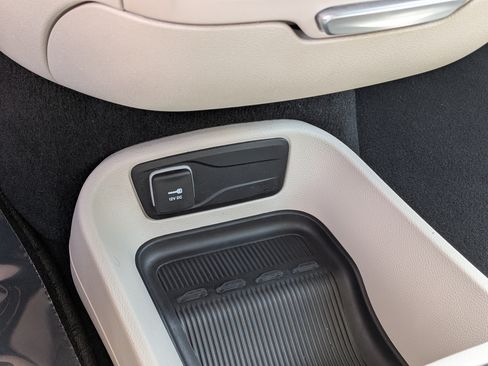 Used 2024 Chrysler Pacifica Touring-L FWD image 34
