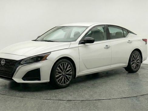 Used 2025 Nissan Altima 2.5 SV FWD image 3