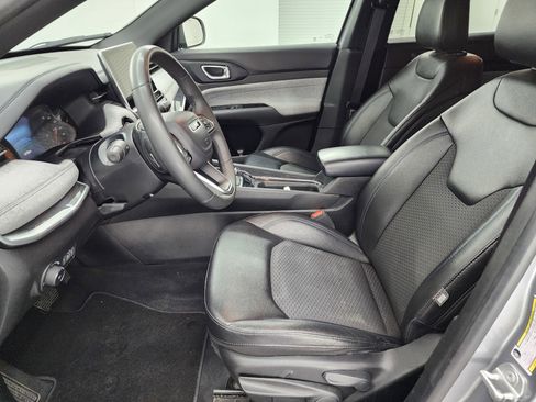 Used 2024 Jeep Compass Latitude image 8