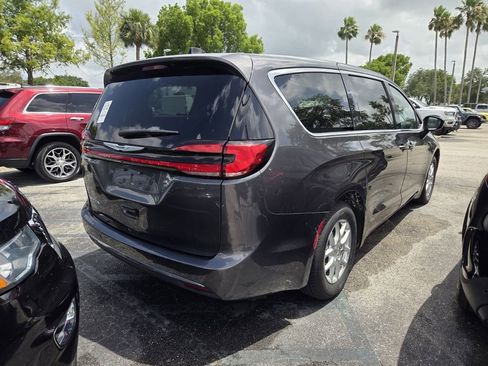 Used 2023 Chrysler Pacifica Touring-L FWD image 5