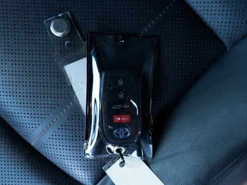 Used 2021 Toyota Venza Limited image 44