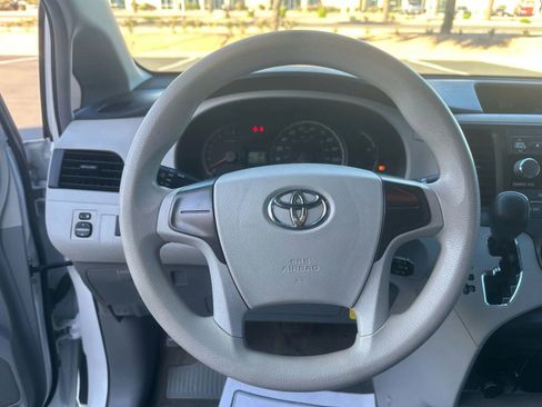 Used 2013 Toyota Sienna L image 12