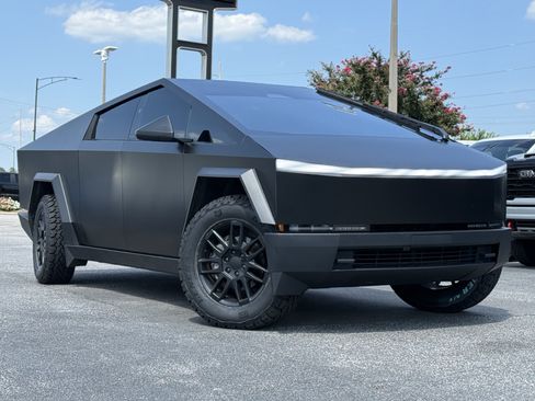 Used 2024 Tesla Cybertruck AWD Crew Cab image 2