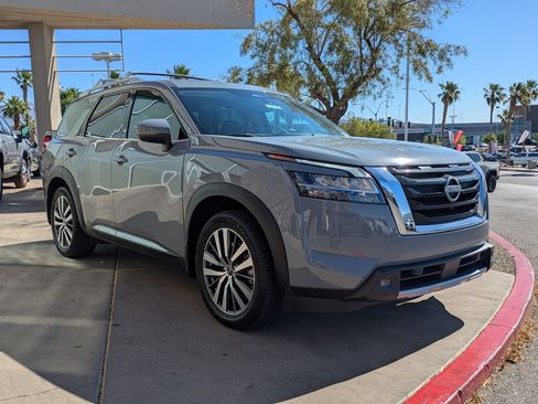 Used 2022 Nissan Pathfinder Platinum w/ Cargo Package FWD image 7