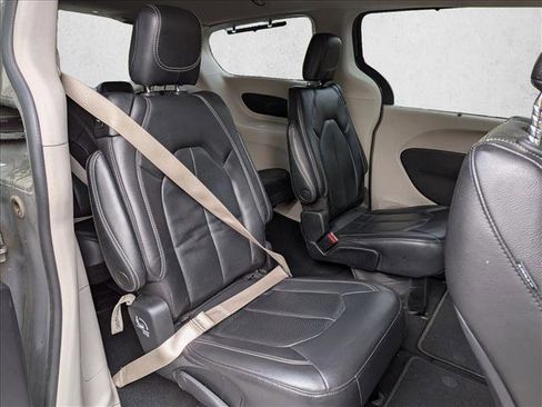 Used 2022 Chrysler Pacifica Touring-L image 20