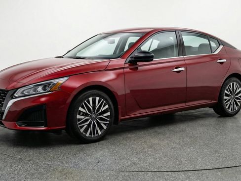 Used 2025 Nissan Altima 2.5 SV image 3