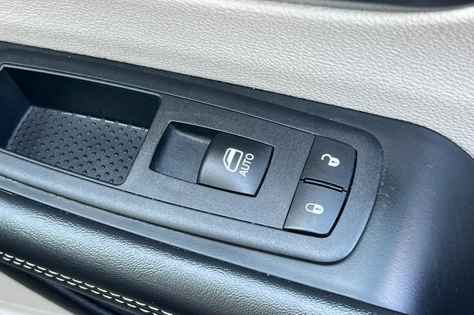Used 2024 Chrysler Pacifica Touring-L FWD image 23