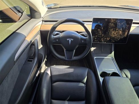 Used 2021 Tesla Model Y Long Range image 10