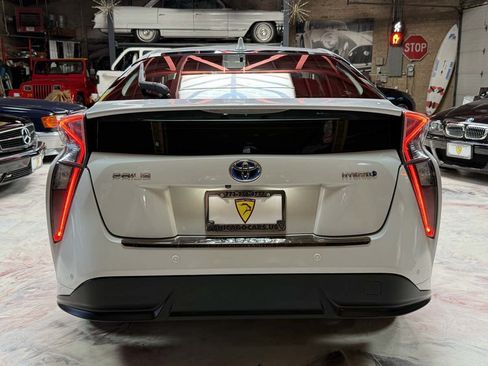 Used 2017 Toyota Prius Four Touring w/ Premium Convenience Package FWD image 8